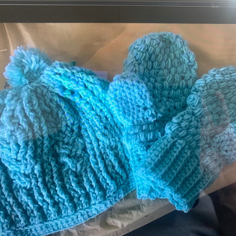 Keep Warm with this knitted Hat and Mittens